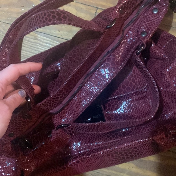 Kenneth Cole Reaction XL snakeskin hobo tote w/crossbody straps - Picture 4 of 11